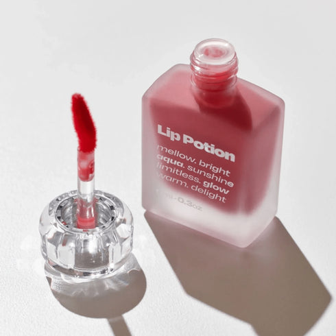 Buze moi și strălucitoare cu nuanțele Sugar Rose & Grape Sherbet
Transformă-ți machiajul buzelor cu două nuanțe superbe de la Alternative Stereo Lip Potion Aqua Glow: roz romantic și liliachiu proaspăt. WowSkin Romania